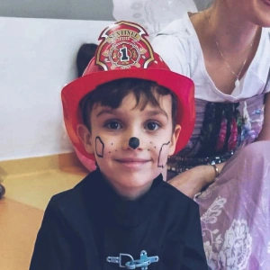 Chłopiec przebrany za strażaka
